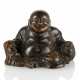 Budai aus braun glasiertem Bisquit-Porzellan sitzend dargestellt - Foto 1