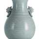 Seladonfarbene Vase mit weiter Mündung und zwei Handhaben in Form mythologischer Tierköpfe - photo 1