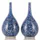 Paar Flaschenvasen mit Drachendekor in Unterglasurblau - Foto 1