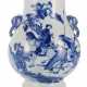 'Hu'-förmige Vase mit unterglasurblauem Dekor einer Romanszene - Foto 1