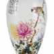 Vase mit Vogel und Blütenmalerei neben Gedicht aus Porzellan - photo 1