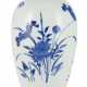 Unterglasurblau dekorierte Vase aus Porzellan mit Lotos und Blüten - photo 1