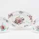 Pair of plates and oval platter with floral decor - Foto 1