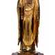 Skulptur des stehenden Buddha Amida auf einem getreppten Sockel aus Holz mit Lackfassung - Foto 1