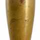 Vase aus Buntmetall mit Dekor eines auftauchenden Karpfens unter einem Ahornzweig - Foto 1