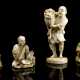Vier Okimono aus Elfenbein mit figürlichen Darstellungen - Foto 1