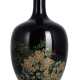 Cloisonné-Vase mit Dekor von blühenden Chrysanthemen und Glyzinien auf schwarzem Grund - photo 1