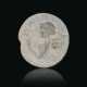 A ROMAN WHITE ONYX RINGSTONE WITH THE BUST OF NEMESIS - Foto 1