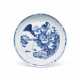 A BLUE AND WHITE `MASTER OF THE ROCKS’ SAUCER DISH - Foto 1