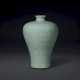 A FINE MAGNIFICENT CARVED ‘DRAGON’ CELADON-GLAZED MEIPING - Foto 1