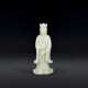 A PALE GREENISH-WHITE JADE CARVING OF A BODHISATTVA - Foto 1