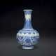 A BLUE AND WHITE MING-STYLE BOTTLE VASE - Foto 1