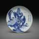AN INSCRIBED BLUE AND WHITE `LANDSCAPE` DISH - Foto 1