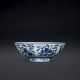 A VERY RARE EARLY-MING BLUE AND WHITE `FRUIT` BOWL - Foto 1