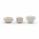 A GROUP OF THREE MOULDED AND CARVED WHITE-GLAZED JARLETS - Foto 1
