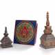 Dreidimensionaler Mandala-Altar aus Holz mit Farbfassung und drei Stupa aus Holz bzw. Bronze, teils gefasst - Foto 1