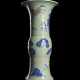 Seladonfarben glasierte Vase mit unterglasurblauem und kupferrotem Dekor von Acht Pferden und Kiefer - photo 1