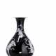 Seltene Vase mit Dekor von Donnergöttern 'Kui Xing' auf schwarzem Fond - фото 1