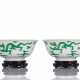 Paar Porzellanschalen mit Drachendekor in grünem Email - Foto 1
