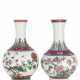Zwei Kugelvasen mit 'Famille rose'-Dekor von Granatäpfeln und Chrysanthemen - фото 1