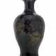 Sogen. 'Mirror-Black'-Vase aus Porzellan mit Goldmalerei von Drachen und Flammenperle - photo 1