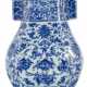 Unterglasurblau dekorierte Vase in Form eines 'fang hu' mit Lotus- und Pfirsichdekor - Foto 1
