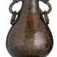 Gebauchte Vase aus Bronze mit zwei seitlichen Handhaben und losen Ringhenkeln - photo 1