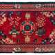 Rotgrundiger Teppich mit 'shou'-Zeichen und Antiquitätendekor - Foto 1