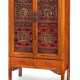 Kabinettschrank aus Holz mit Schubladen, Türen mit durchbrochen geschnitzten Reliefelementen mit figuralem Dekor, teils Rot- und Goldlackauflage - фото 1