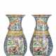 Paar Vasen aus Porzellan mit 'Famille rose'-Dekor und 'Chilong'-Applikationen - фото 1