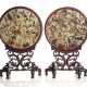 Paar Tischstellschirme aus Holz mit Jadepaneelen, mit Edelsteinen geschmückt - Foto 1