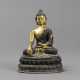 Sitzender Buddha Akshobhya aus Bronze teils vergoldet, mit Almosenschale und in reliefiertem Gewand - photo 1
