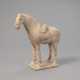 Stehendes Terrakotta-Pferd auf einer Plinthe - Foto 1
