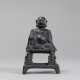 Sitzender Budai aus Bronze auf einem hohem Podest - photo 1
