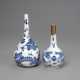 Zwei Flaschenvasen aus Porzellan mit unterglasurblauem Drachendekor - photo 1
