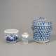 Deckeldose mit Bambus- und Prunusdekor, Weihrauchbrenner und kleine Vase aus Blau-weiß-Porzellan - photo 1