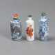 Drei Snuffbottles aus Porzellan mit unterglasurblauem und eisenrotem Figurendekor - Foto 1
