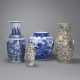Zwei Kanton 'famille rose'-Vasen mit Palastszenen und zwei unterglasurblaue Vaen mit Landschafts- und Blumendekor - photo 1