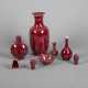 Konvolut rot-glasiertes Porzellan, teils lavendelblau gefleckt: sieben Vasen und eine Schale - фото 1