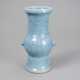 'Gu'-förmige Vase aus Porzellan mit blauer kraquellierter Glasur - photo 1