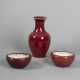 Vase in zun-Form und zwei Pinselwascher in Ochsenblutrot - фото 1