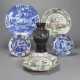 Zwei blütenförmige 'famille verte'-Teller mit Dame und Knaben, drei unterglasurblau dekorierte Teller sowie Champlevé-Vase - Foto 1