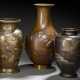 Drei Vasen aus Bronze u.a. mit Dekor von Spatzen, einem Adler und Karpfen im Strom - Foto 1
