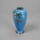 Cloisonné-Vase mit Glyzinen- und Schwalbendekor mit Silbermontierung - photo 1