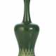 Erbsengrüne Cloisonné-Vase mit geometrischem Muster am Fuß - photo 1