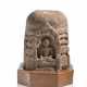 Stupa aus Stein mit umlaufendem Dekor von Buddha Skulpturen in vier Nischen sitzend dargestellt - Foto 1