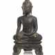 Bronze des Buddha Shakyamuni mit schwarzer- und goldfarbener Lackfassung - Foto 1