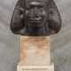 AN EGYPTIAN BLACK GRANITE PORTRAIT HEAD OF AN OFFICIAL - Foto 1