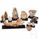 Sechs altsteinzeitliche Werkzeuge, ein Rötelstein und vier paläontologische Zahnfunde, 500.000 - 5000 v. Chr. - Foto 1