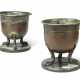 A PAIR OF PATINATED COPPER TRIPOD PLANTERS - фото 1